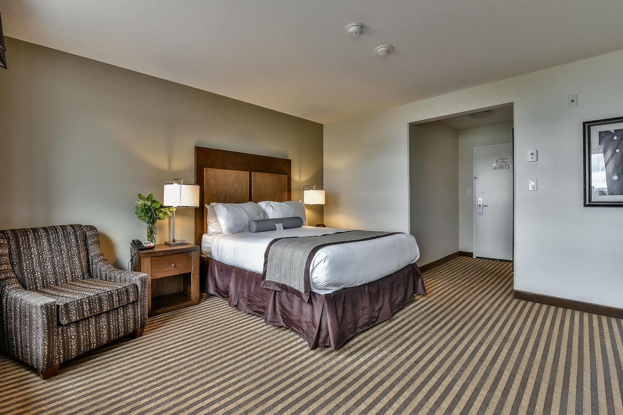 The View Hotel Fort Saint John Exterior photo